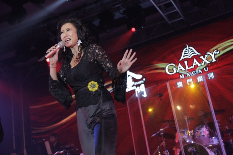 香港著名實力派歌手葉蒨文於「澳門銀河」綜合渡假城熱烈獻唱一連串經典金曲包括《零時十分》、《女人的弱點》、《干一杯》、《祝福》，及《瀟灑走一回》等，掀起現場陣陣掌聲及歡呼聲。