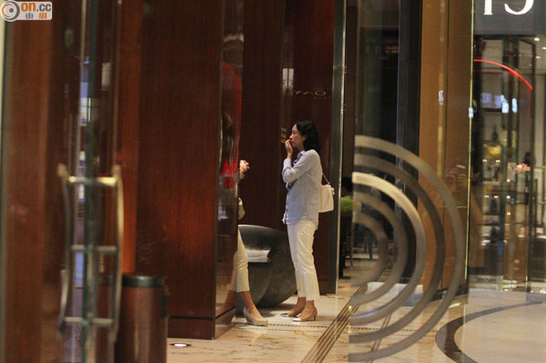 葉蒨文逛名店左閃右避