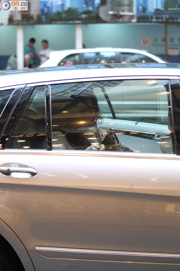 葉蒨文逛名店左閃右避