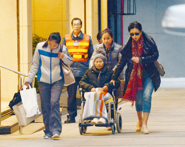 戴住氣喉嘅莎莉媽唔舒服,廿四孝葉蒨文