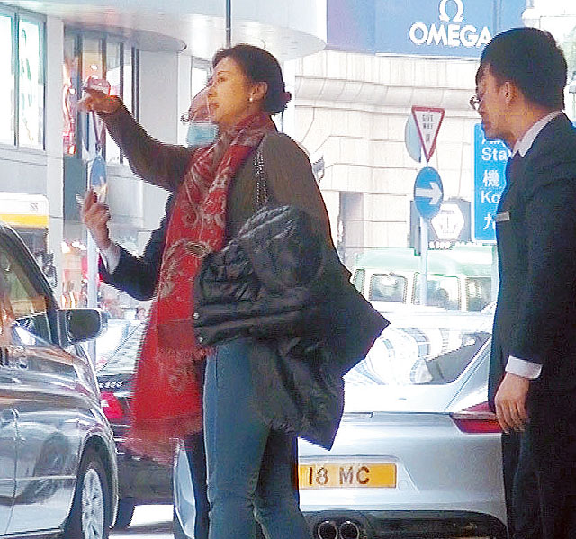 司機未將七人車駛埋落客區,葉蒨文已經提早跳車,埋去同職員打定招呼,要求俾佢架車停响度等,方便坐住輪椅嘅莎莉媽,睇完醫生即刻上車。