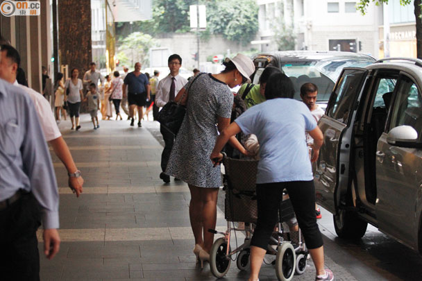 葉蒨文親自照顧年邁母親