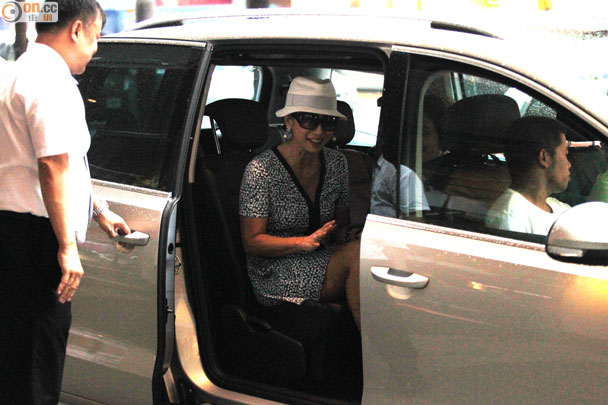 葉蒨文親自照顧年邁母親